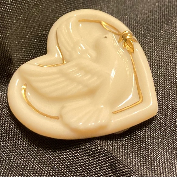 Vintage LENOX Collection Peaceful Heart White Dove Gold Trim Brooch Pin - Picture 2 of 9
